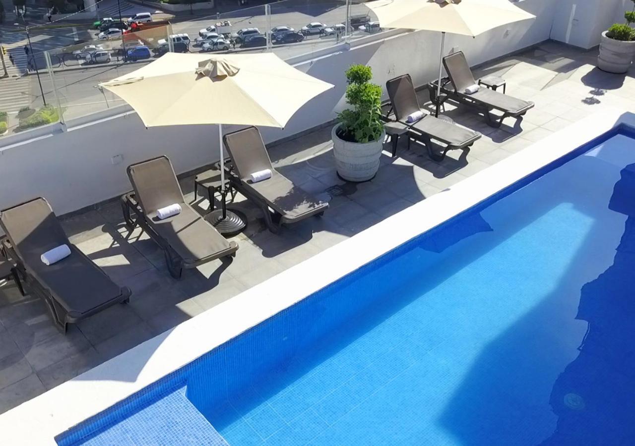 ホテル スタジアム レオン エクステリア 写真 The rooftop pool at the hotel