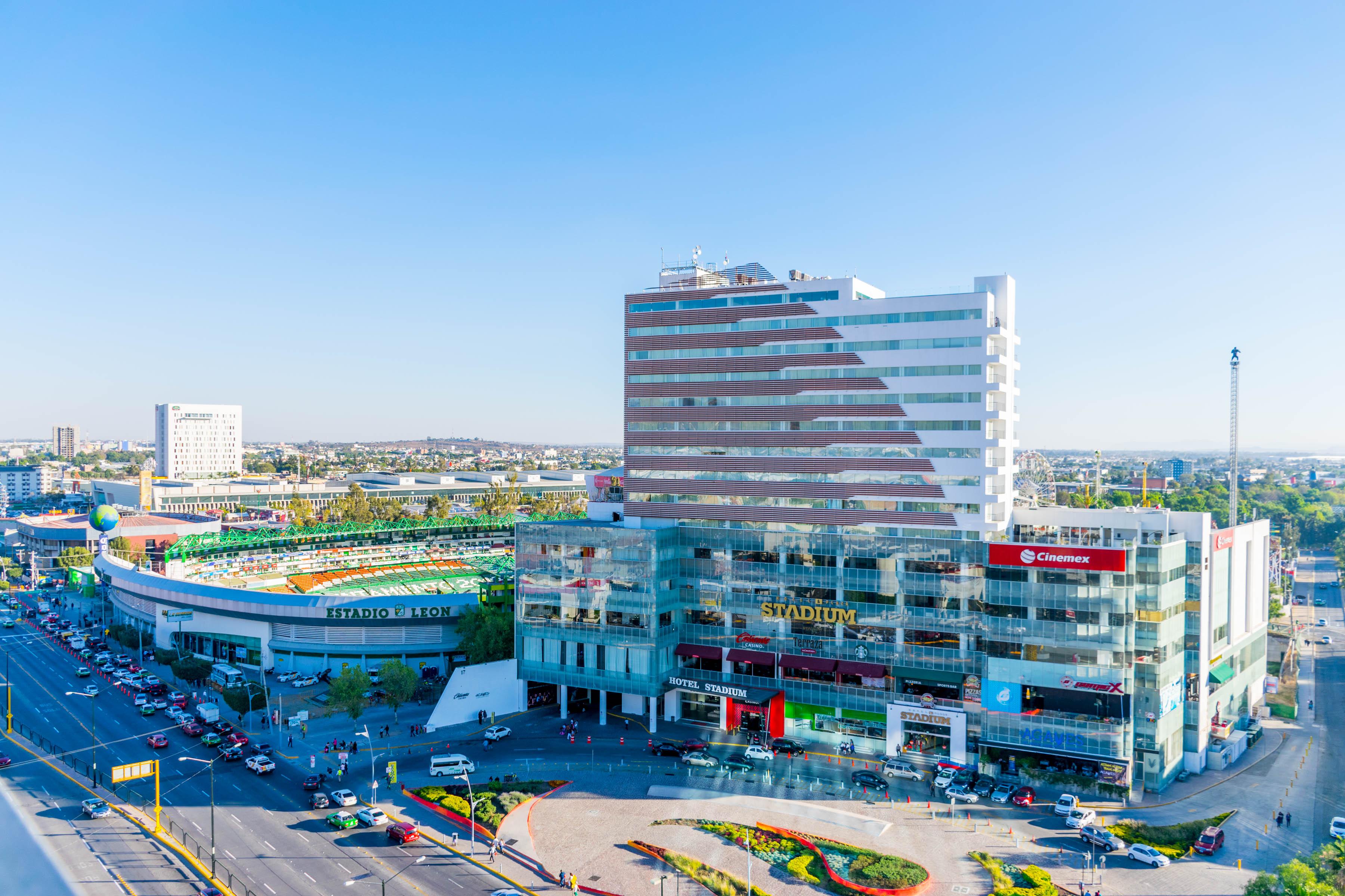 ホテル スタジアム レオン エクステリア 写真 View of the shopping center