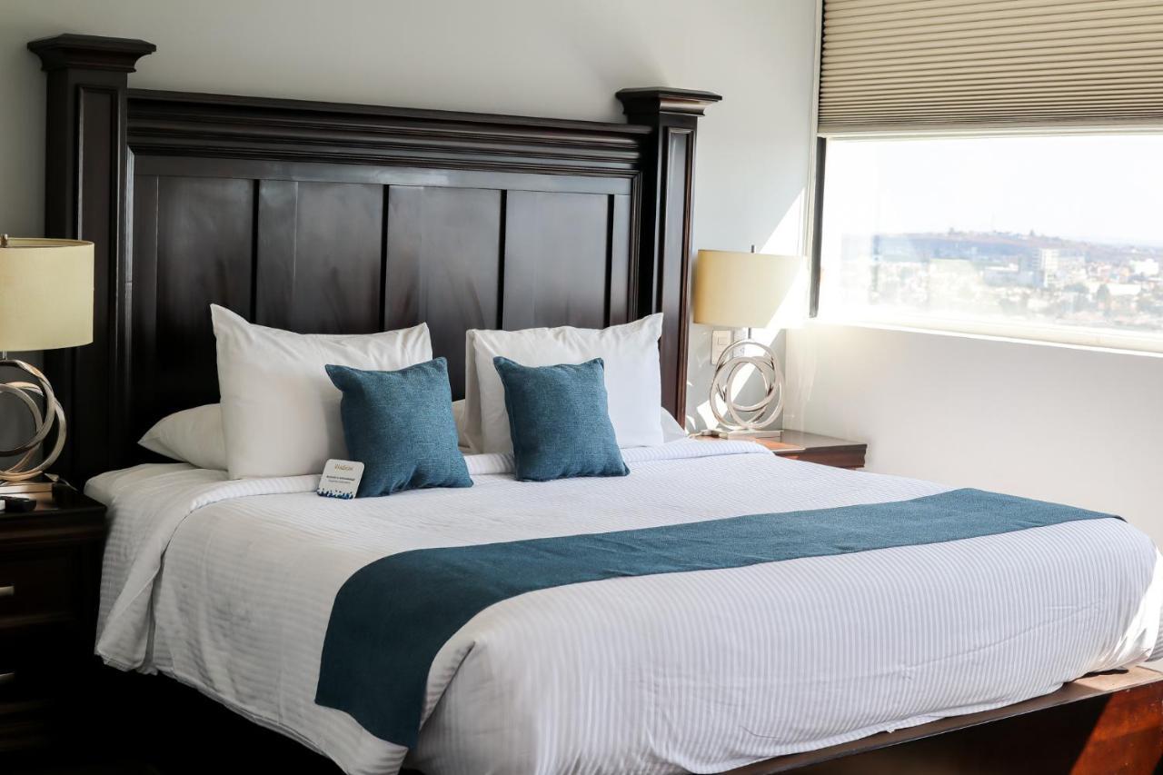 ホテル スタジアム レオン エクステリア 写真 A bed with a bed runner