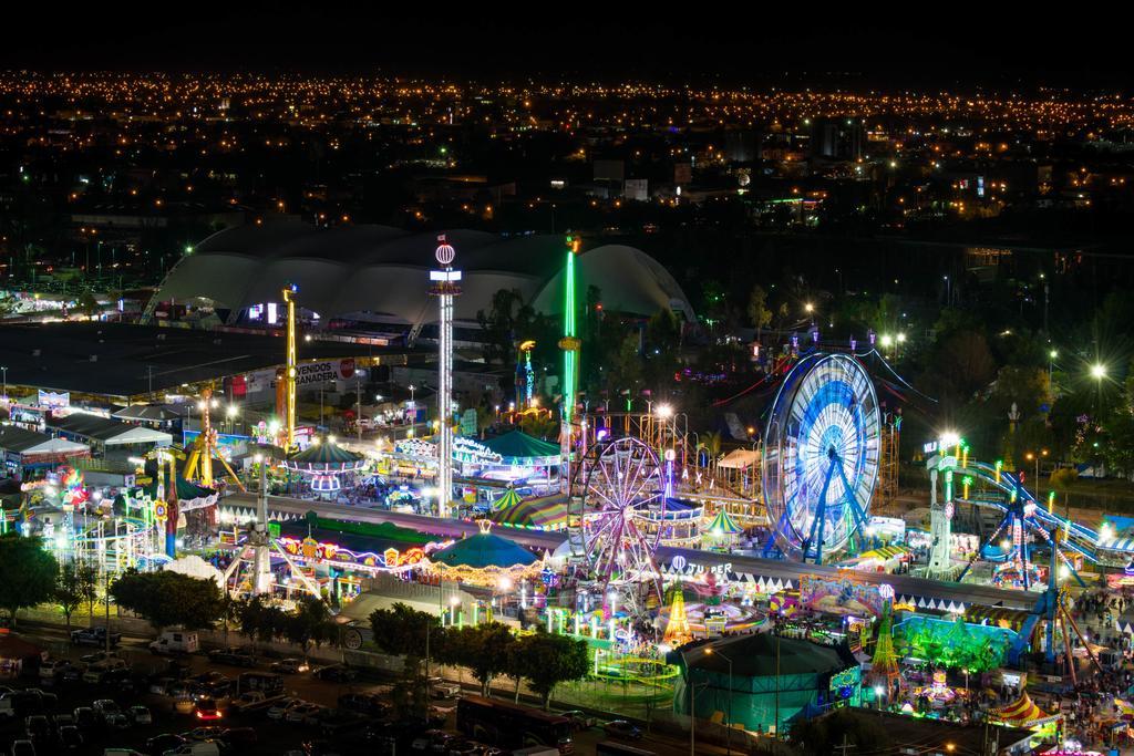 ホテル スタジアム レオン エクステリア 写真 The 2014 Arizona State Fair