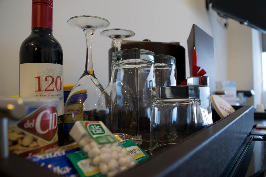 ホテル スタジアム レオン エクステリア 写真 A bar cart