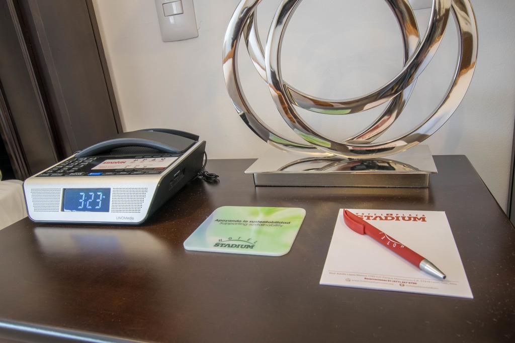 ホテル スタジアム レオン エクステリア 写真 A Sirius receiver in a hotel room