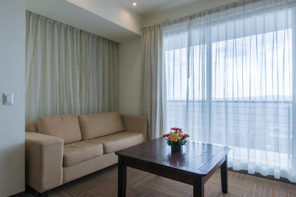 ホテル スタジアム レオン エクステリア 写真 A living room with a sofa and a coffee table