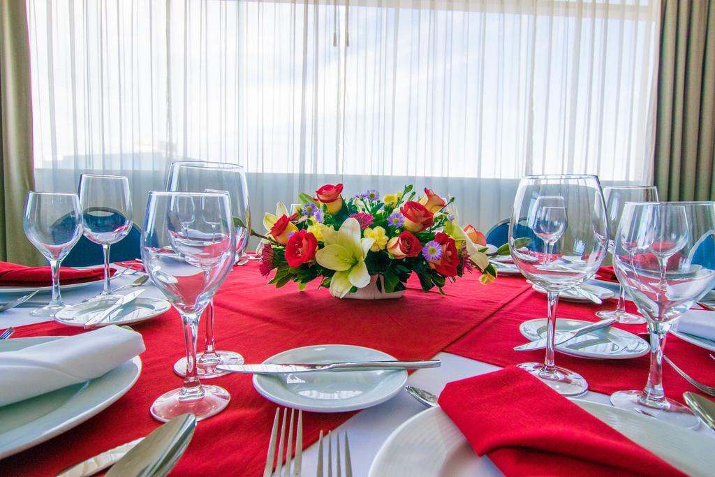 ホテル スタジアム レオン エクステリア 写真 A table set for a formal dinner