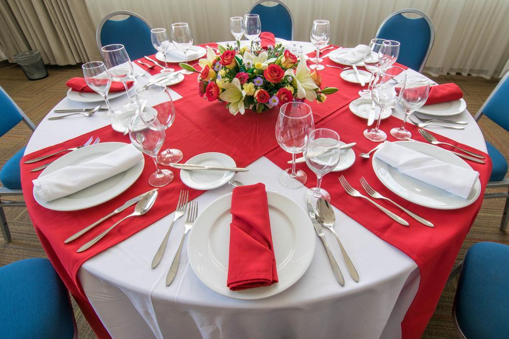 ホテル スタジアム レオン エクステリア 写真 A table set for a formal dinner