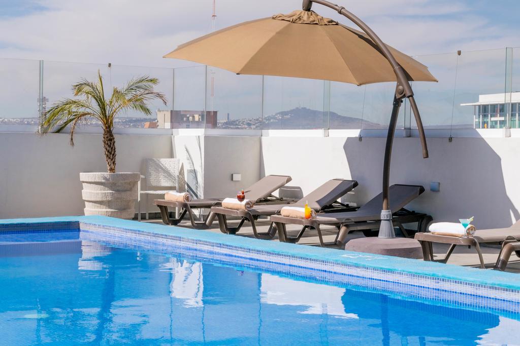 ホテル スタジアム レオン エクステリア 写真 The pool at the hotel