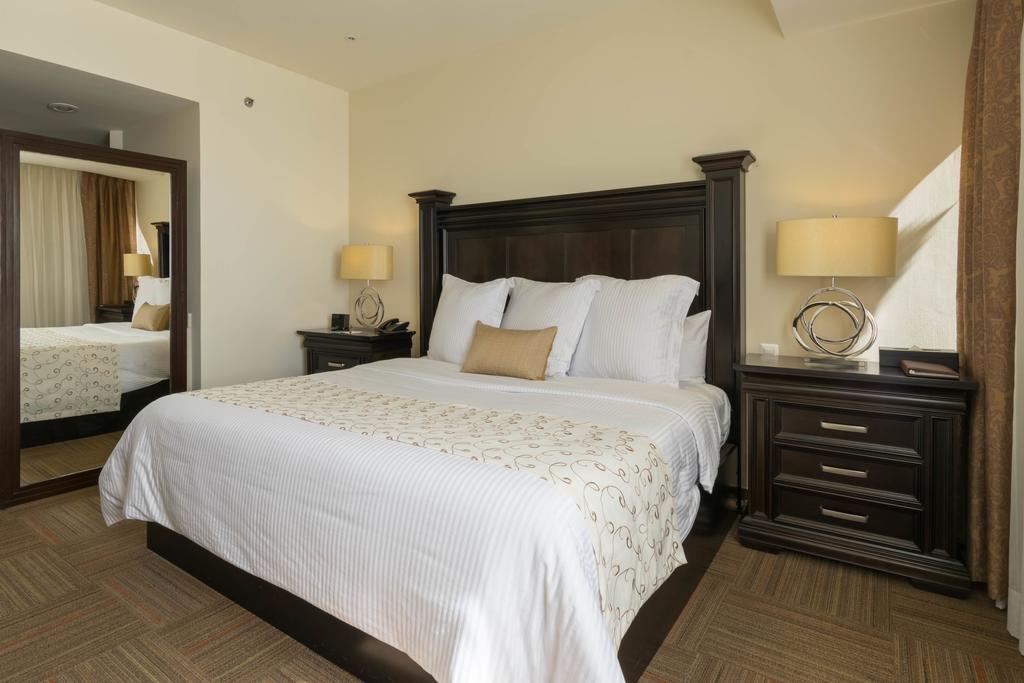 ホテル スタジアム レオン エクステリア 写真 A bedroom at the Hilton Garden Inn